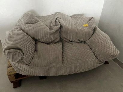 1 pouf de couleur gris (Ref. 10)

VENTE AUX...