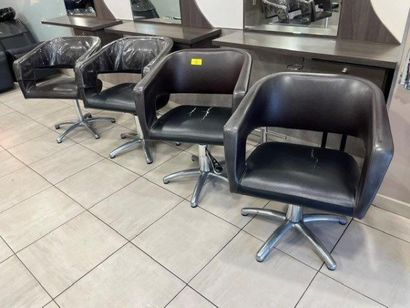 - 10 fauteuils simili cuir marron 
- 3 tabourets
-...