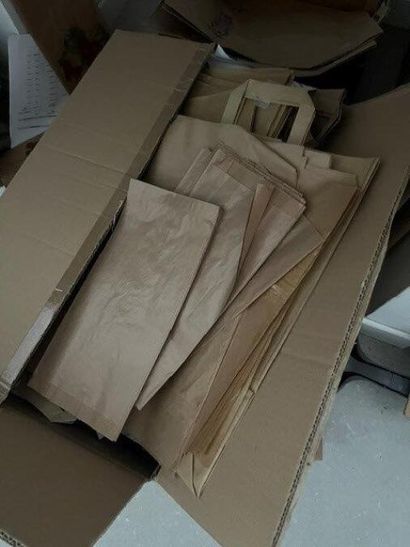 STOCK d'épicerie comprenant :
- (+/-) 28...