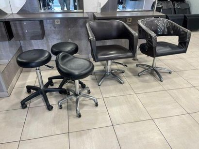 - 10 fauteuils simili cuir marron 
- 3 tabourets
-...