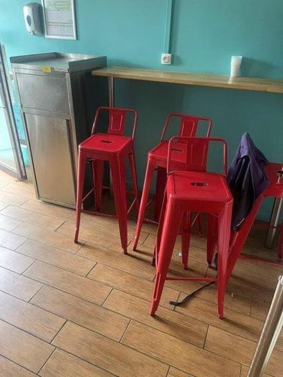 - 1 poubelle inox
- 4 chaises hautes en métal...