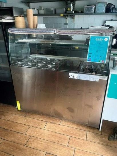 1 vitrine réfrigérée inox ouvrant à 3 portes...