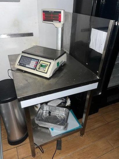 1 table inox 2 plateaux avec paroi vitrée...
