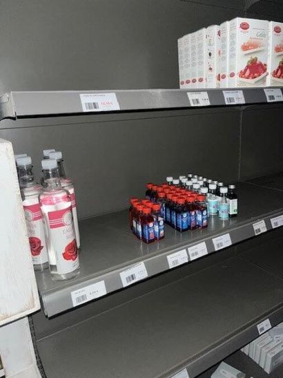 STOCK : Petit stock de vins, alcools dont...
