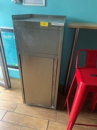 - 1 poubelle inox
- 4 chaises hautes en métal...