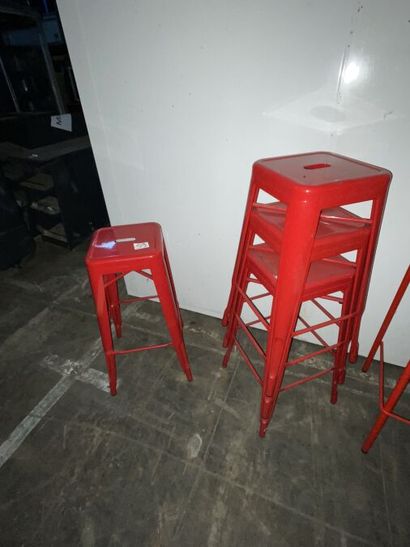 - 4 tabourets rouges
- 4 chaises hautes rouges...
