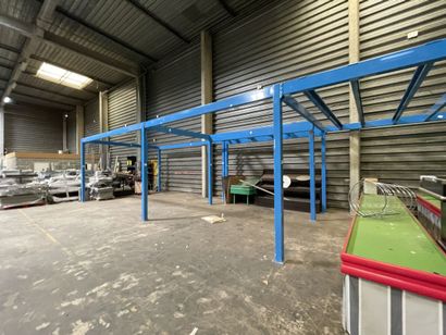 1 mezzanine : Long. :18 ml - Larg. 5 ml partiellement...