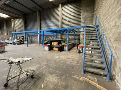 1 mezzanine : Long. :18 ml - Larg. 5 ml partiellement...
