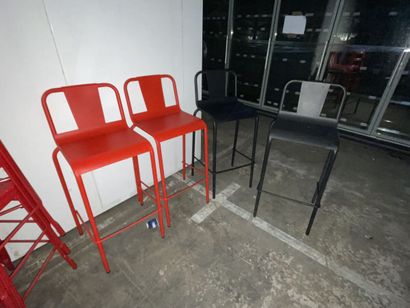 - 4 tabourets rouges
- 4 chaises hautes rouges...