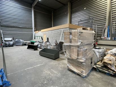 1 ensemble divers contenus se trouvant dans...