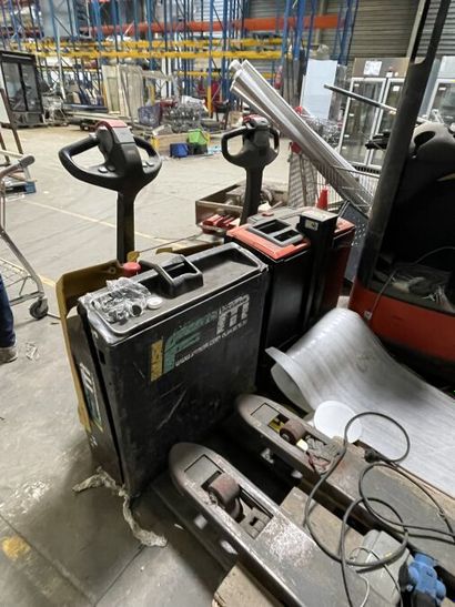 - 2 transpalettes électriques BT ET YALE
-...
