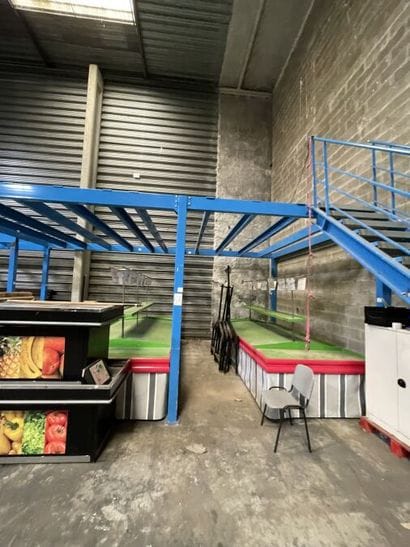 1 mezzanine : Long. :18 ml - Larg. 5 ml partiellement...