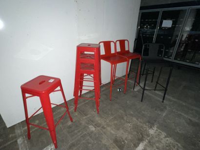 - 4 tabourets rouges
- 4 chaises hautes rouges...