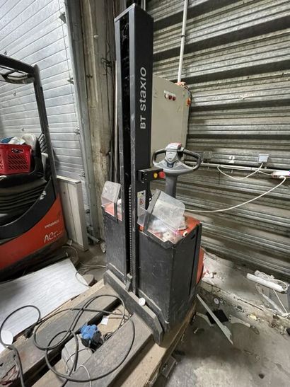 - 2 transpalettes électriques BT ET YALE
-...