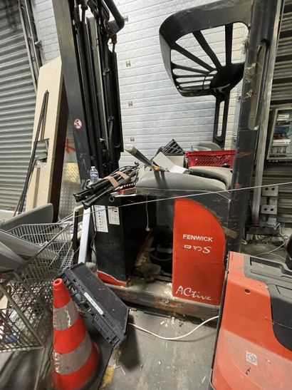- 2 transpalettes électriques BT ET YALE
-...