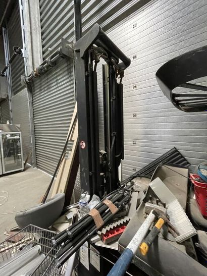 - 2 transpalettes électriques BT ET YALE
-...