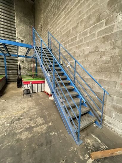 1 mezzanine : Long. :18 ml - Larg. 5 ml partiellement...