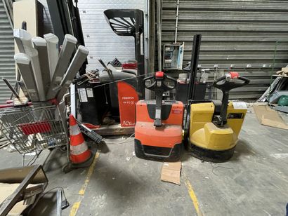 - 2 transpalettes électriques BT ET YALE
-...
