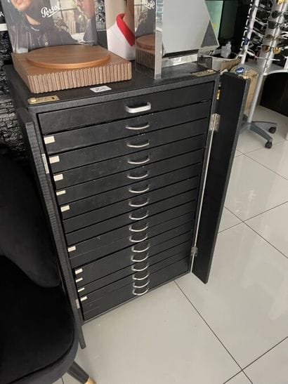 2 meubles de rangement pour lunettes à 16...