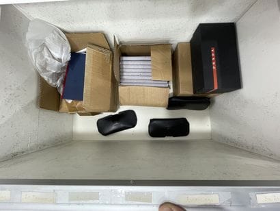 STOCK de (+/-) 1 506 paires de lunettes pour...