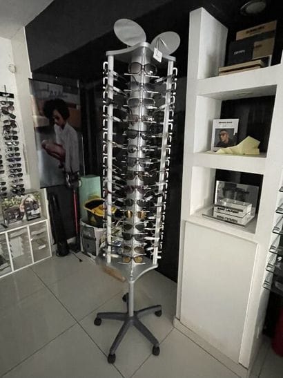 - 2 présentoirs mobiles à lunettes 
- 9 présentoirs...