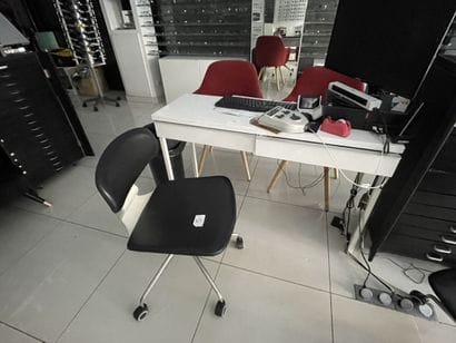 - 2 bureaux en métal laqué à 2 tiroirs
-...