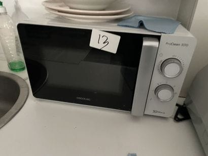 - 1 réfrigérateur table top SMEG
- 1 bouilloire
-...