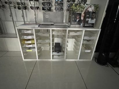 - 2 présentoirs mobiles à lunettes 
- 9 présentoirs...