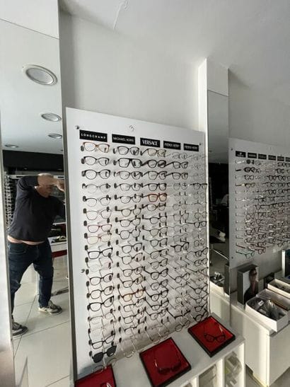 - 6 ml de panneaux en verre présentoir lunettes
-...