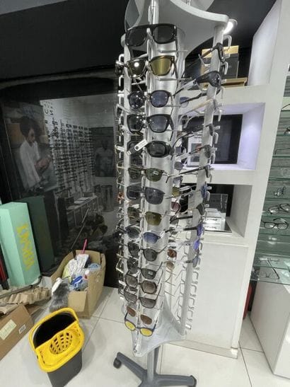 STOCK de (+/-) 1 506 paires de lunettes pour...
