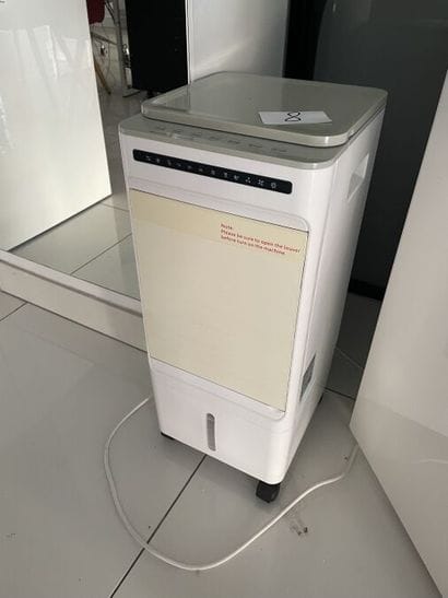 1 petite clim mobile (sans marque apparente)...
