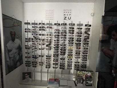 - 2 présentoirs mobiles à lunettes 
- 9 présentoirs...
