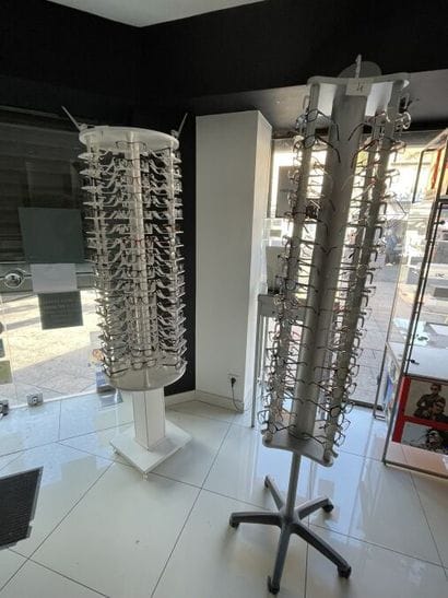 - 1 vitrine carrée 5 niveaux RAY-BAN
- 1...