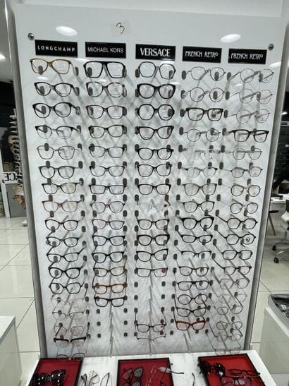 STOCK de (+/-) 1 506 paires de lunettes pour...