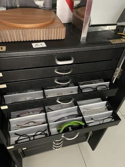 2 meubles de rangement pour lunettes à 16...
