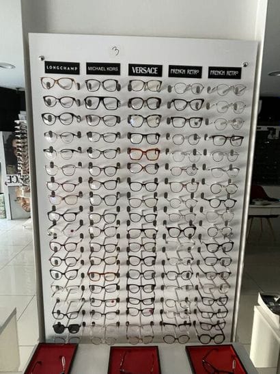 - 6 ml de panneaux en verre présentoir lunettes
-...