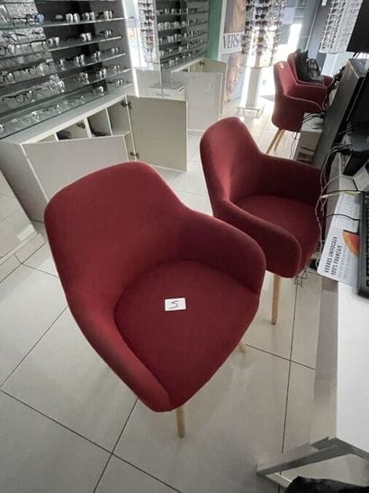 - 2 bureaux en métal laqué à 2 tiroirs
-...