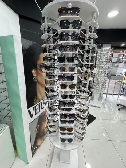 STOCK de (+/-) 1 506 paires de lunettes pour...