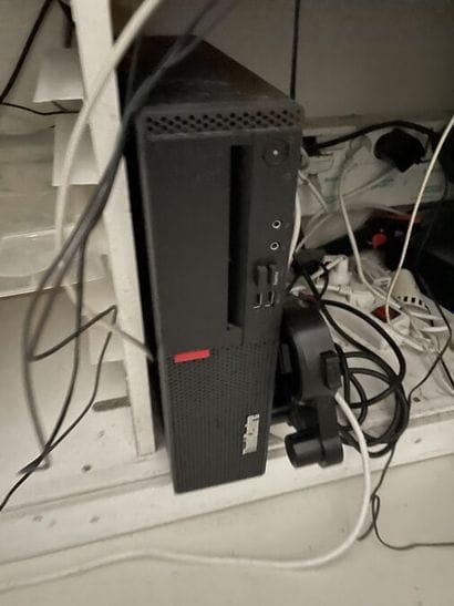 - 1 UC LENOVO Thincentre core i5
- 1 écran...