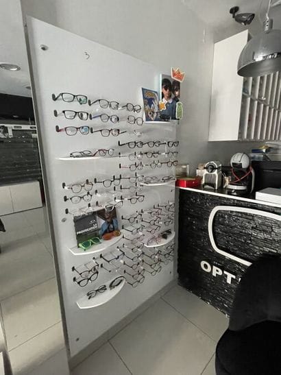 - 6 ml de panneaux en verre présentoir lunettes
-...