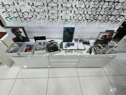 STOCK de (+/-) 1 506 paires de lunettes pour...