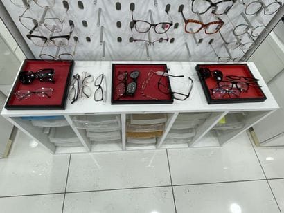 STOCK de (+/-) 1 506 paires de lunettes pour...