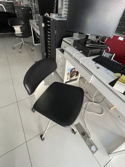 - 2 bureaux en métal laqué à 2 tiroirs
-...