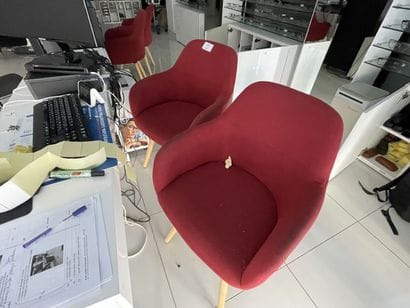 - 2 bureaux en métal laqué à 2 tiroirs
-...