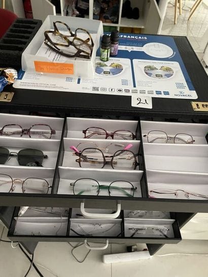 2 meubles de rangement pour lunettes à 16...