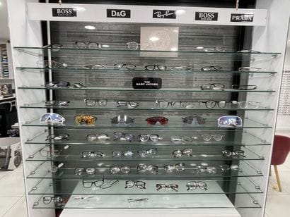 STOCK de (+/-) 1 506 paires de lunettes pour...