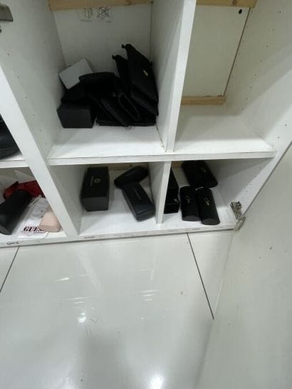 STOCK de (+/-) 1 506 paires de lunettes pour...