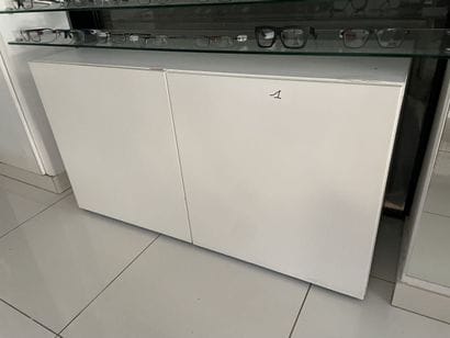 3 meubles laqués blanc à 2 portes 150 cm...