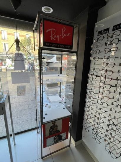 - 1 vitrine carrée 5 niveaux RAY-BAN
- 1...