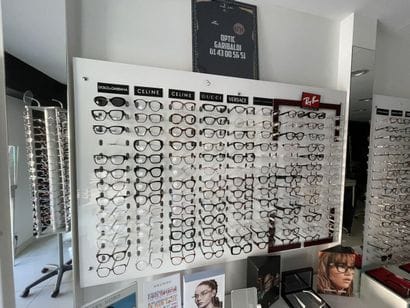 - 6 ml de panneaux en verre présentoir lunettes
-...